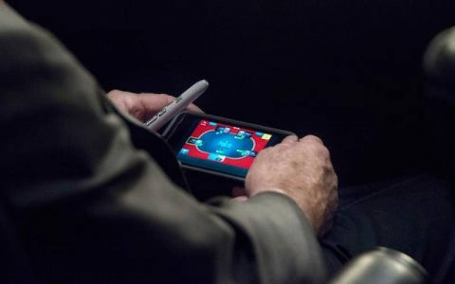 Έπαιζε πόκερ ενώ το Κογκρέσο αποφάσιζε για τη Συρία!