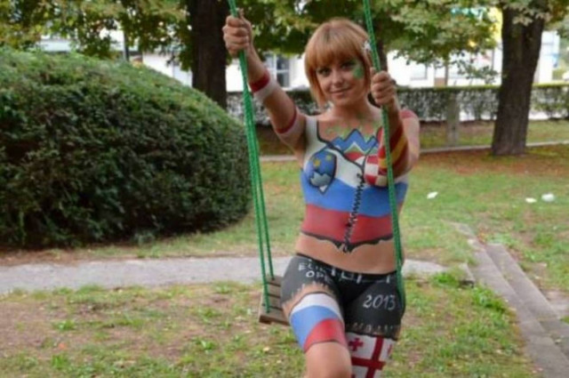 ΔΕΙΤΕ: Παρακολουθεί γυμνή το Ευρωμπάσκετ!