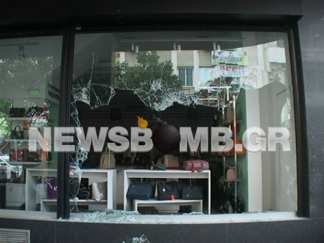 Πυρκαγιά σε πολυκατάστημα στον Πειραιά (pics+vid)