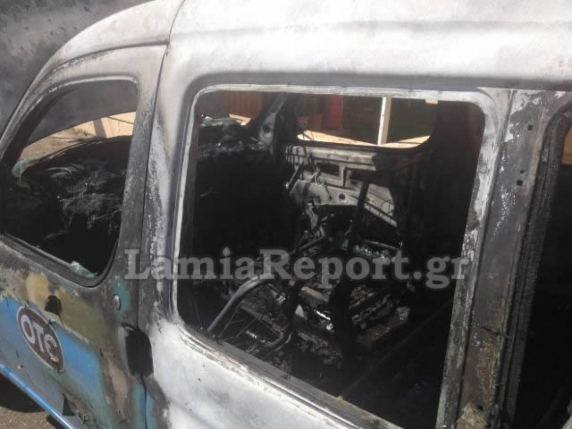 Λαμία: Αυτοκίνητο πήρε φωτιά από φορτιστή κινητού