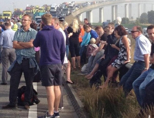 Βρετανία: Τεράστια καραμπόλα πάνω σε γέφυρα