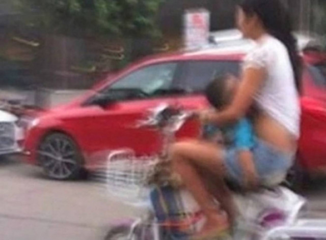 Απίστευτο! Θήλαζε την ώρα που οδηγούσε μηχανάκι!