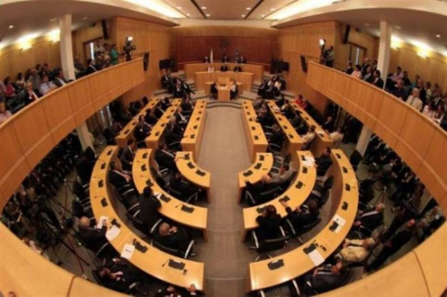 Κύπρος: Ψηφίστηκαν τα μνημονιακά νομοσχέδια με συνταγή… Ελλάδας!