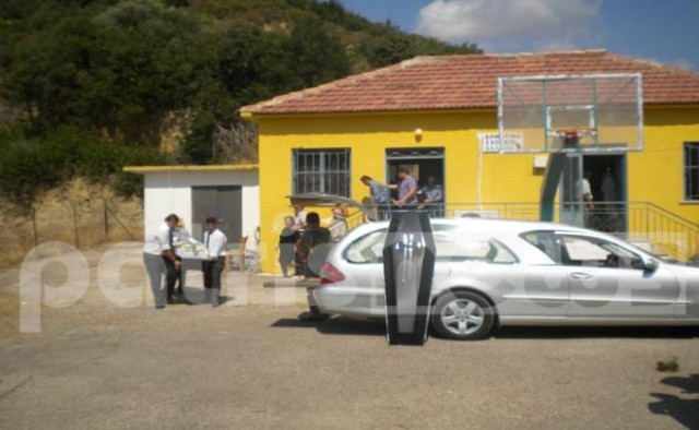Απίστευτο: Έκαναν κηδεία μέσα σε δημοτικό σχολείο της Ηλείας