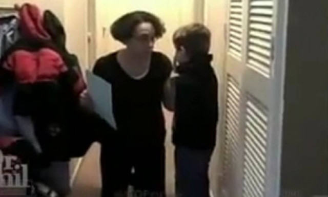 Τιμωρεί το παιδί δίνοντάς του καυτερή σάλτσα (video)