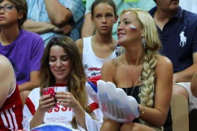 Η μάχη της εξέδρας (photos)