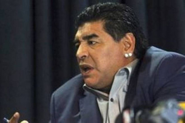 ΣΟΚ: Ο Μαραντόνα πικάρει τον Πελέ για το πέος του (photos)