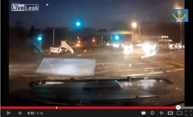 Βίντεο-ΣΟΚ: Νταλίκα σκορπά το θάνατο - 27 νεκροί