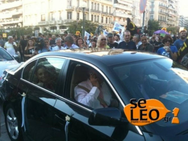 Θεσσαλονίκη: Συλλαλητήρια και στη μέση μια… νύφη! (pics)
