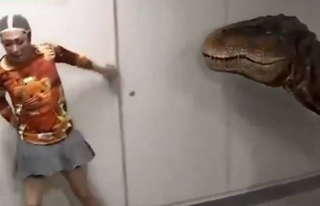 Απίστευτη φάρσα: Προσοχή... Δεινόσαυρος!