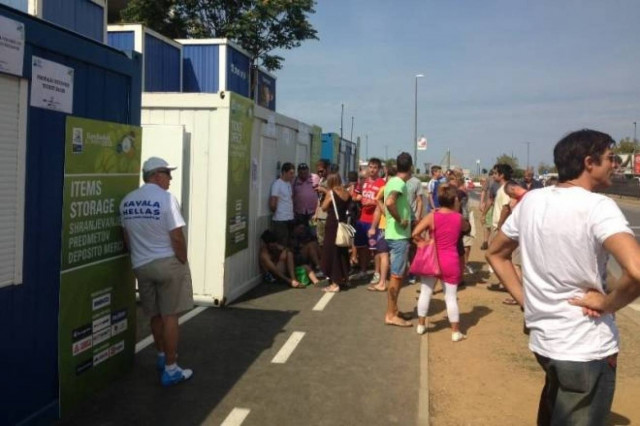 Έλληνες και Ιταλοί στην ουρά για εισιτήριο!