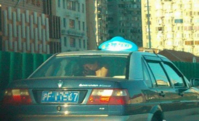 Έκαναν έρωτα μέσα σε ταξί και προκάλεσαν... μποτιλιάρισμα!