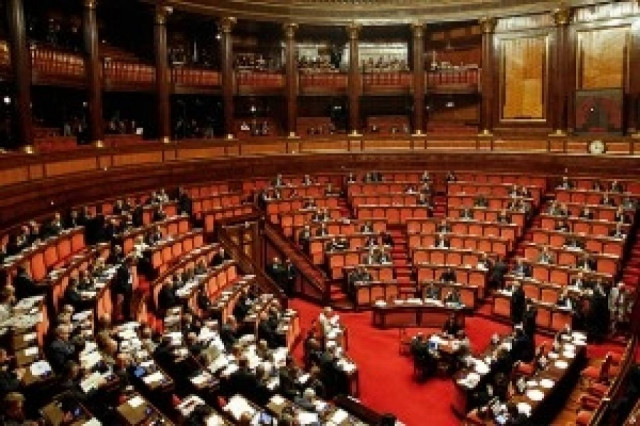 Διακόπηκε η συζήτηση στη Γερουσία για την αποπομπή Μπερλουσκόνι