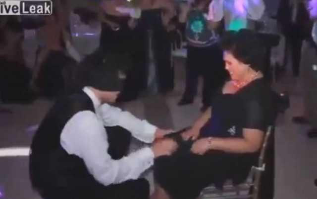 Βίντεο: Δείτε τι έκανε ο νεόνυμφος στην πεθερά του!