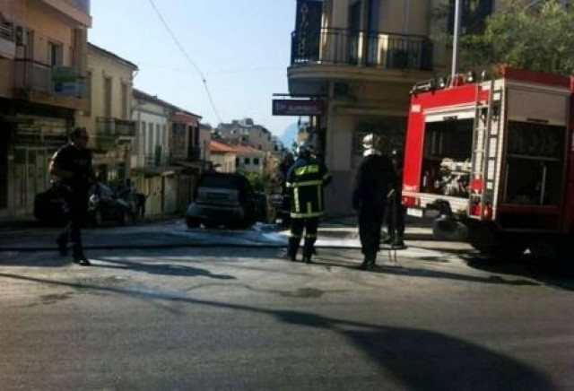 Πάτρα: «Λαμπάδιασε» Ι.Χ. εν κινήσει! Τρομαγμένη πετάχτηκε έξω η οδηγός