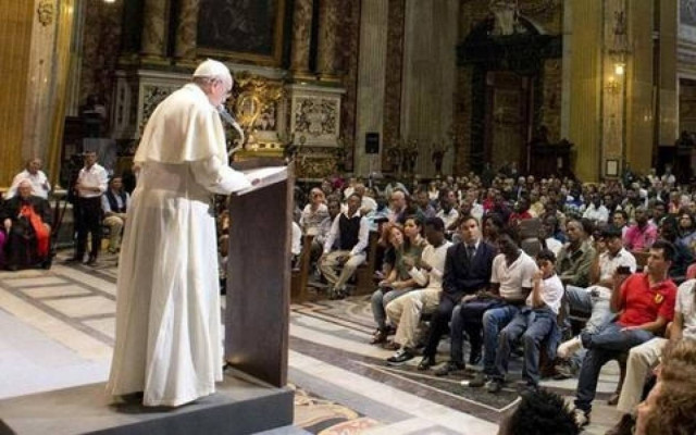 Φραγκίσκος: Στα κλειστά μοναστήρια να φιλοξενηθούν πρόσφυγες