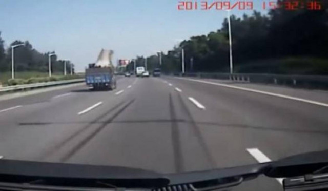 Βίντεο: Απίστευτο ατύχημα - Σώθηκε από θαύμα!