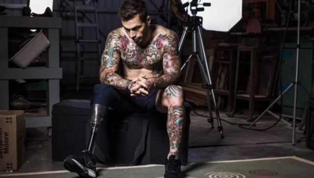 Έχασε το πόδι του στον πόλεμο και έγινε μοντέλο εσωρούχων