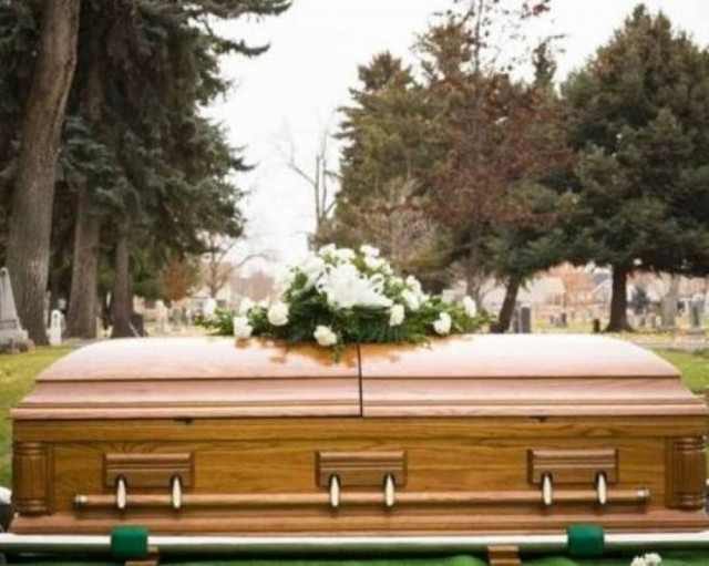 «Νεκρή» σηκώθηκε από το φέρετρο στην κηδεία της!