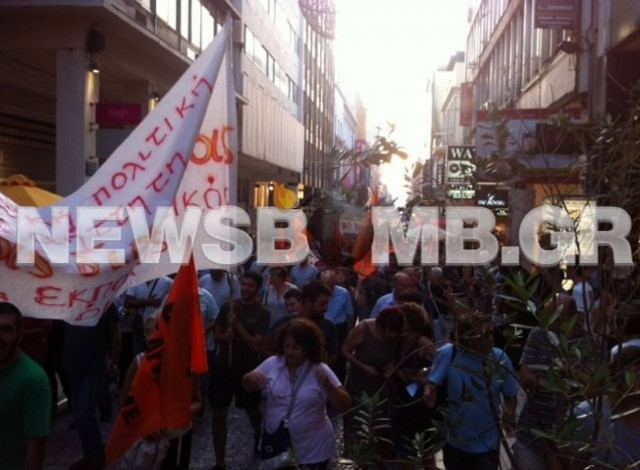 Σε εξέλιξη η συγκέντρωση της ΟΛΜΕ στο Σύνταγμα (pics+video)