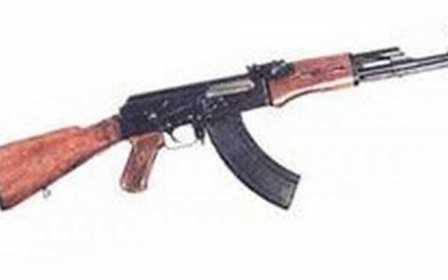 Βίντεο: Βγήκαν τα καλάσνικοφ στη Βουλή!