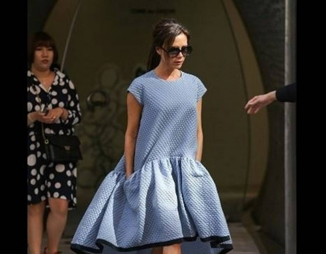 Η Victoria Beckham με δημιουργία από τη νέα της συλλογή