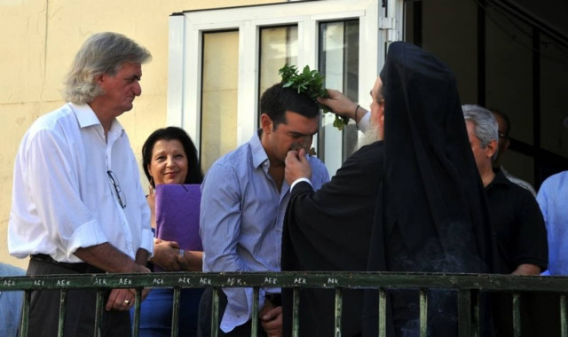 Ασπάστηκε το Σταυρό ο Αλ. Τσίπρας (ΦΩΤΟ)