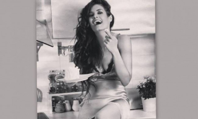 Μια sexy… νοικοκυρά η Μαρία Κορινθίου