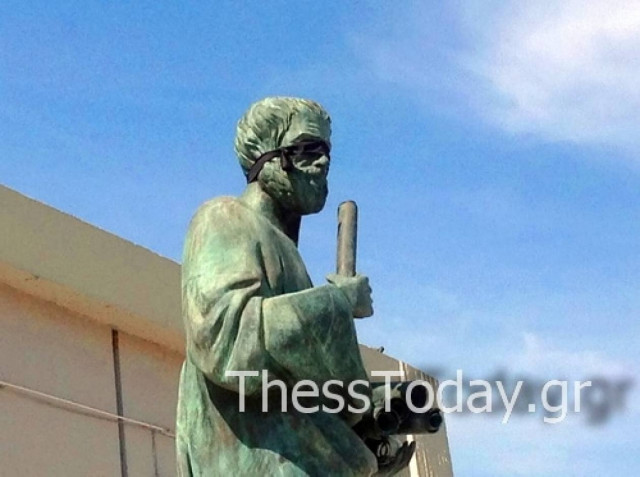 ΑΠΘ: Έδεσαν με μαύρο πανί τα «μάτια» του Αριστοτέλη (pics+vid)