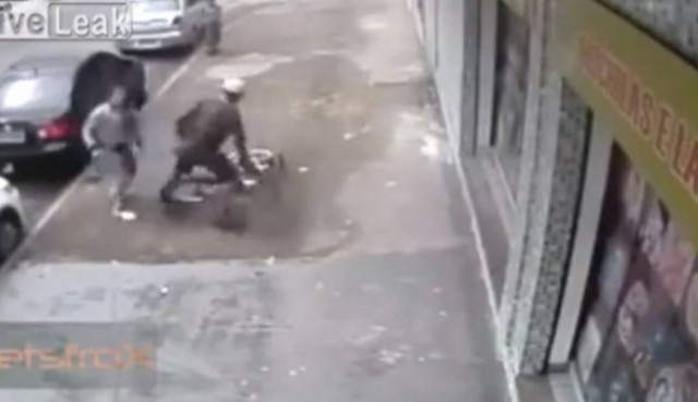 Βίντεο: Ο... αποτυχημένος ληστής - Δείτε πώς την πάτησε!