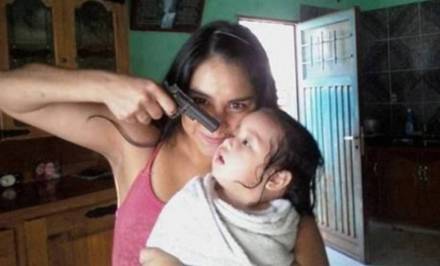 Εικόνα που σοκάρει: Σημαδεύει με όπλο το μωρό της και φωτογραφίζεται