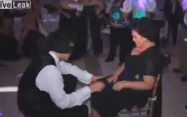 Βίντεο: Δείτε τι έκανε ο νεόνυμφος στην πεθερά του!