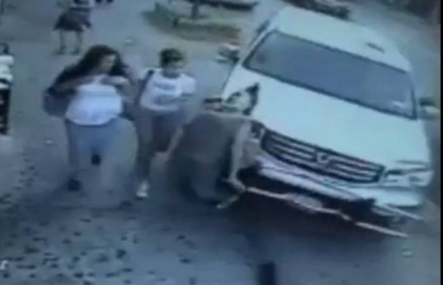 Συγκλονιστικό βίντεο: Τζιπ παρασύρει και τραυματίζει μαθητές