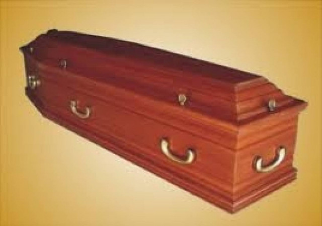 «Πάγωσαν» όταν άνοιξαν το φέρετρο και είδαν μέσα...