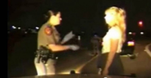 Βίντεο - ΣΟΚ: Σάλος από σωματικό έλεγχο στις ΗΠΑ