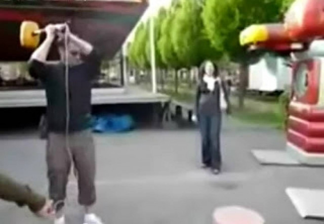 Βίντεο: Πώς να μην προσπαθήσετε να εντυπωσιάσετε μια γυναίκα