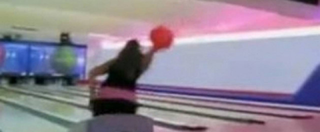 Τι γίνεται όταν η ξανθιά πάει για bowling; (video)
