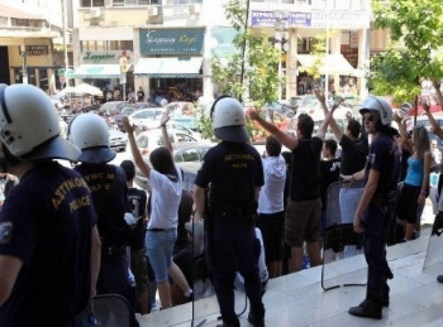 Ελεύθεροι οι 45 για την επίθεση στη Χρυσή Αυγή