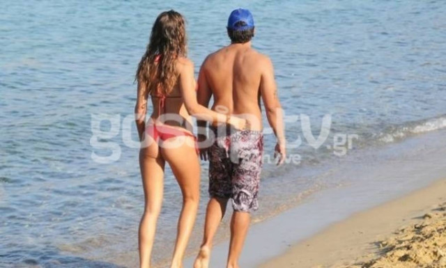 Ρομαντική βόλτα στην αμμουδιά για τους ερωτευμένους…