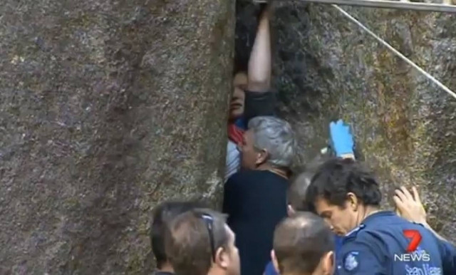 Βίντεο: 15χρονη παρέμεινε παγιδευμένη ανάμεσα σε βράχους για 6 ώρες
