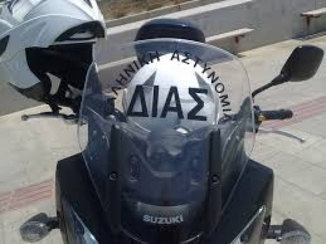 29χρονος παρέσυρε και τραυμάτισε αστυνομικό της ΔΙ.ΑΣ.