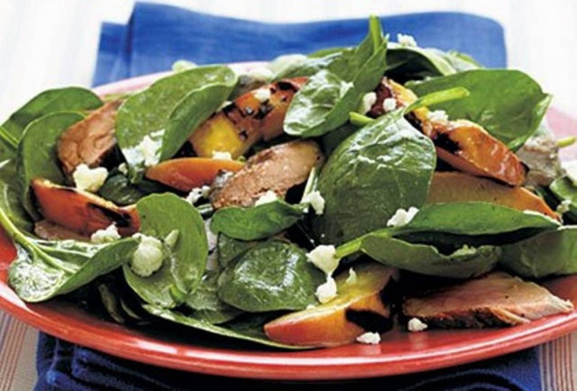Σπανάκι, χοιρινό φιλέτο και νεκταρίνια