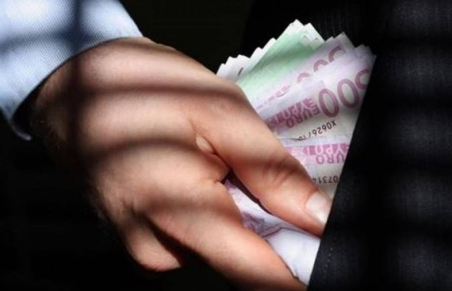 Μετά από 6χρονια απολύθηκε εφοριακός για υπεξαίρεση 223.000 ευρώ