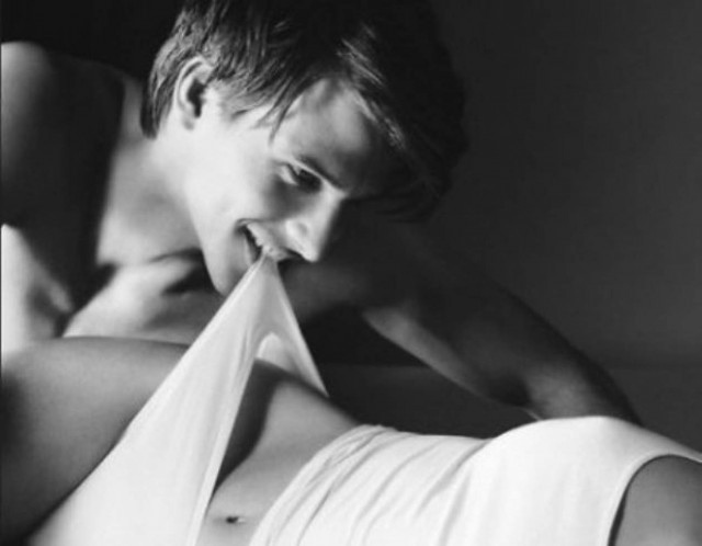 Σημάδια που δείχνουν ότι είστε κολλημένη πάνω του