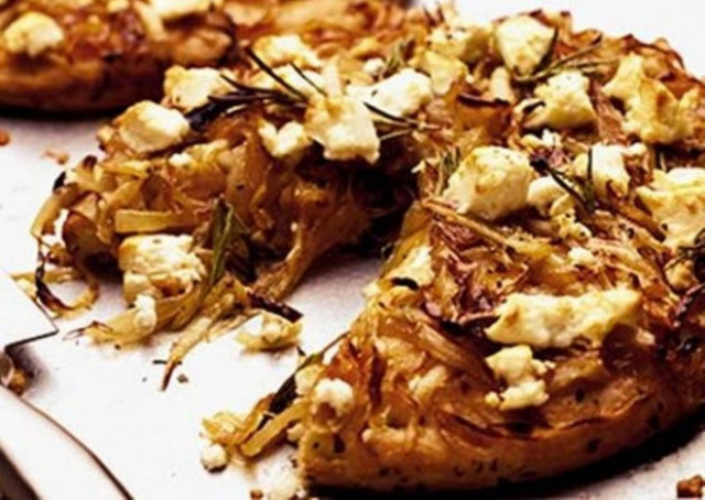 Πεντανόστιμη πίτσα με 4 τυριά και καραμελωμένα κρεμμύδια