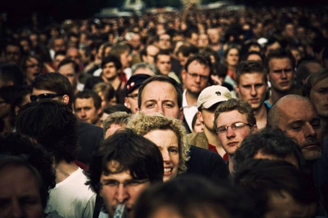 «Όλο και περισσότεροι άνθρωποι τριγύρω μου μονολογούν...»