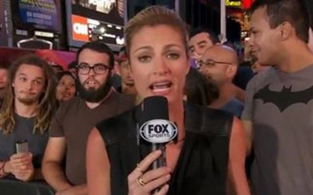 Βίντεο: Τρομακτικό videobomb-Η όμορφη ρεπόρτερ μιλούσε και εκείνος...