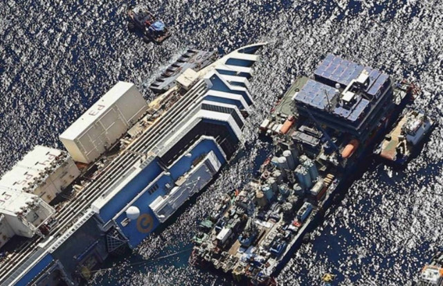 Συγκλονιστικές εικόνες του Costa Concordia πριν την ανέλκυση (vid)