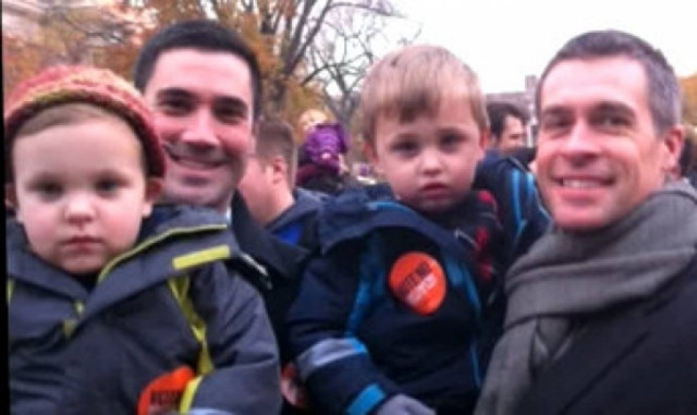 Δίδυμα αγοράκια είναι παιδιά ομοφυλόφιλου ζευγαριού.