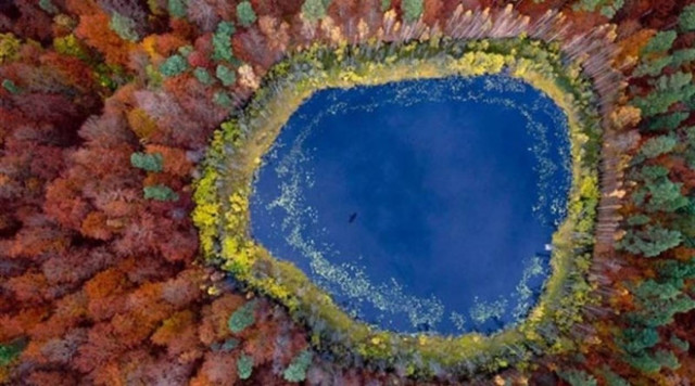Η λίμνη που αλλάζει χρώματα κάθε εποχή (pics)
